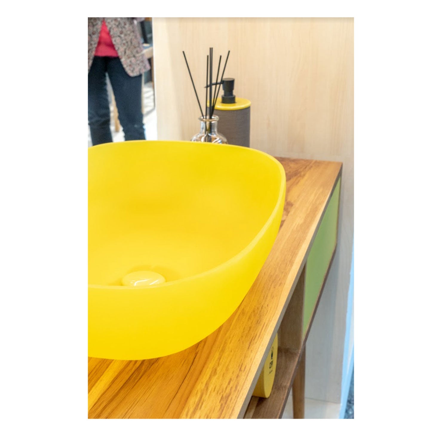 Lavabo da appoggio in resina Giallo matt semi-trasparente serie ''Snob2.0'' Cipi 55cm