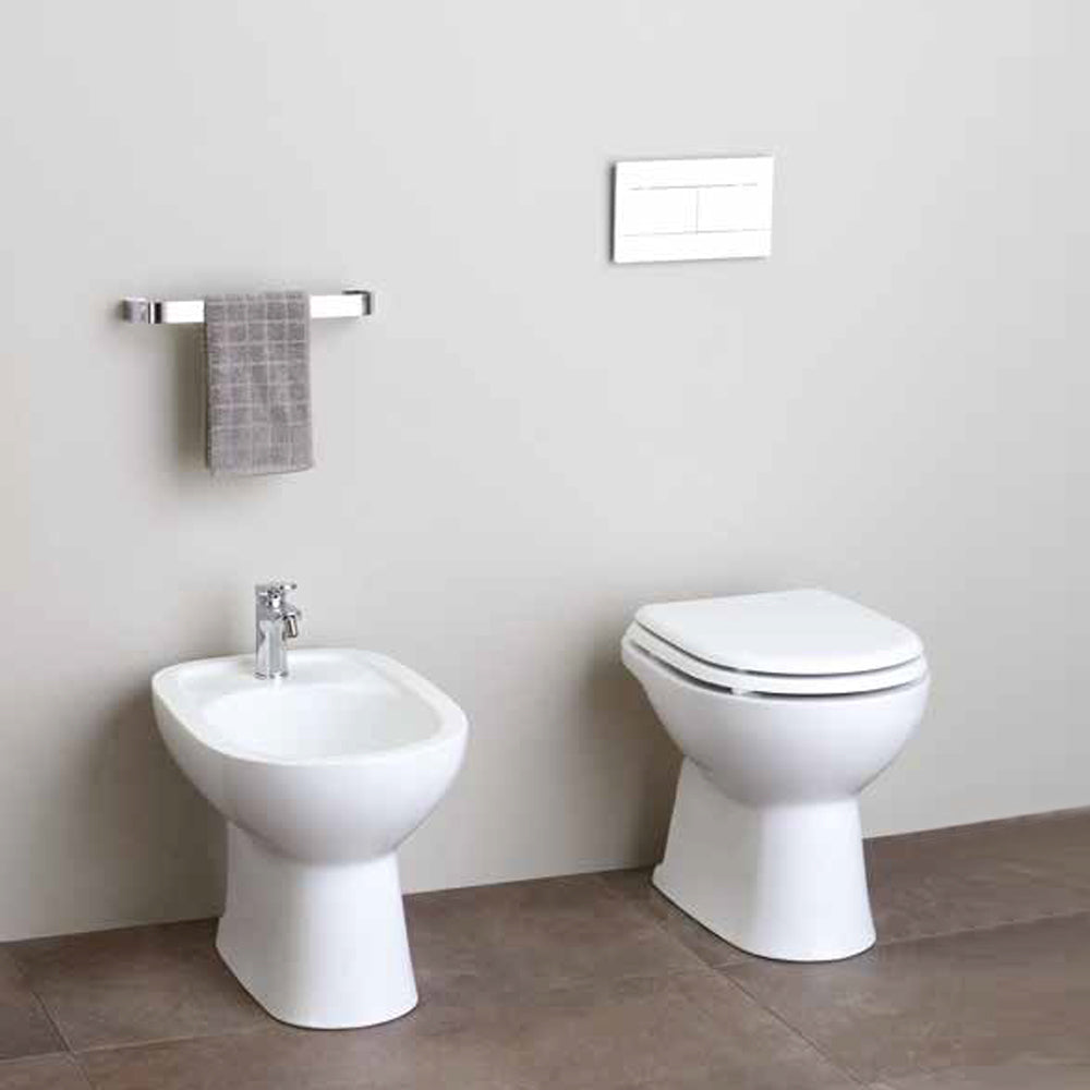 Sanitari con scarico a terra e sedile in poliestere Ceramica Azzurra modello 'Diana' cm 55