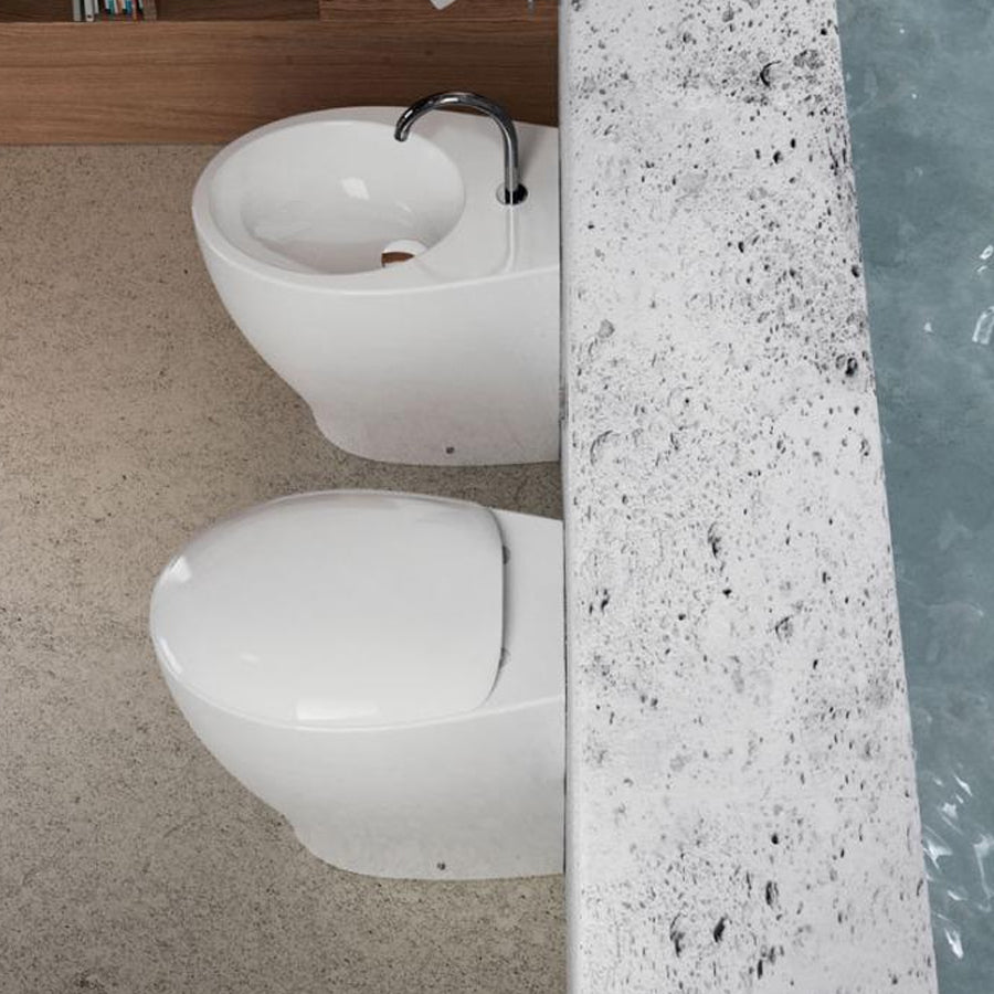 Sanitari filomuro moderni Domus Falerii modello Mascalzone con sedile SoftClose