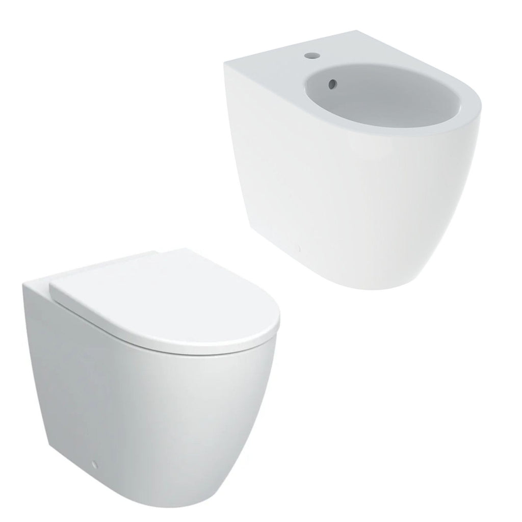 Coppia sanitari filomuro con scarico universale e sedile tradizionale modello Icon di Geberit