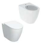 Coppia sanitari filomuro con scarico universale e sedile SoftClose modello Icon di Geberit