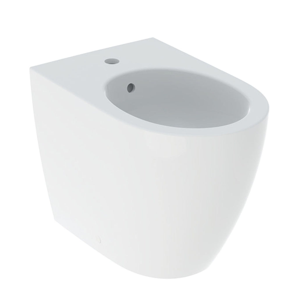 Coppia sanitari filomuro con scarico universale e sedile SoftClose modello Icon di Geberit