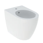 Coppia sanitari filomuro con scarico universale e sedile SoftClose modello Icon di Geberit