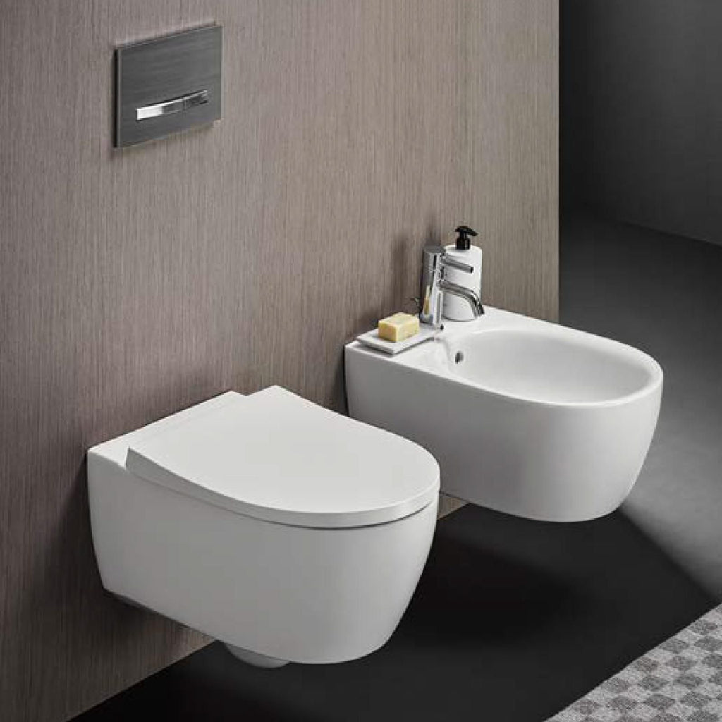 Coppia sanitari sospesi con scarico universale e sedile SoftClose modello Icon di Geberit