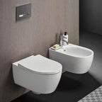 Coppia sanitari sospesi con scarico universale e sedile SoftClose modello Icon di Geberit