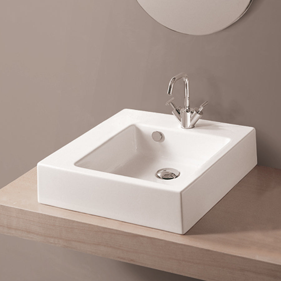 Lavandino in ceramica bianca squadrato. Marca Althea modello Jazz cm 50x50 con forto troppopieno e rubinetto