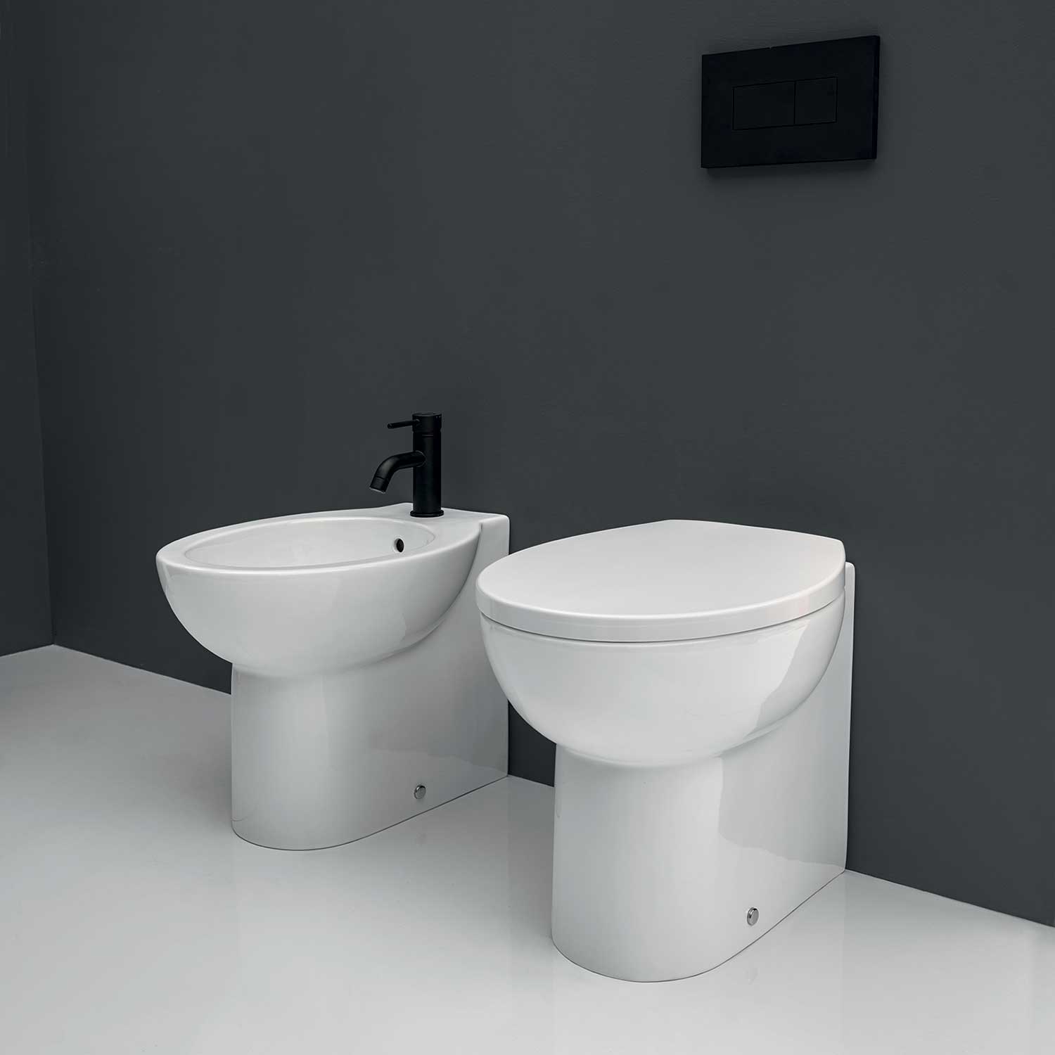 Sanitari a terra filo parete Axa collezione Prima wc + bidet + sedile soft close