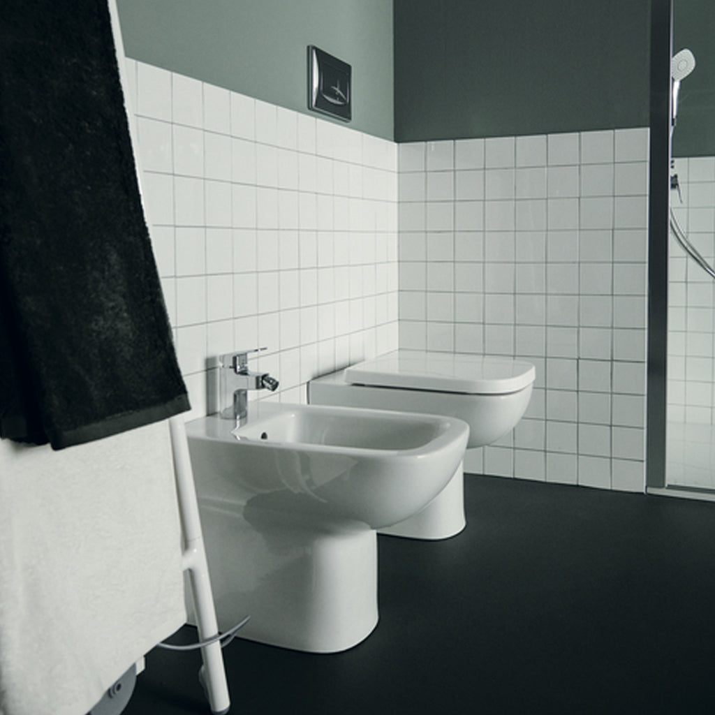 Sanitari filomuro con sedile a chiusura tradizionale collezione Life Ideal Standard