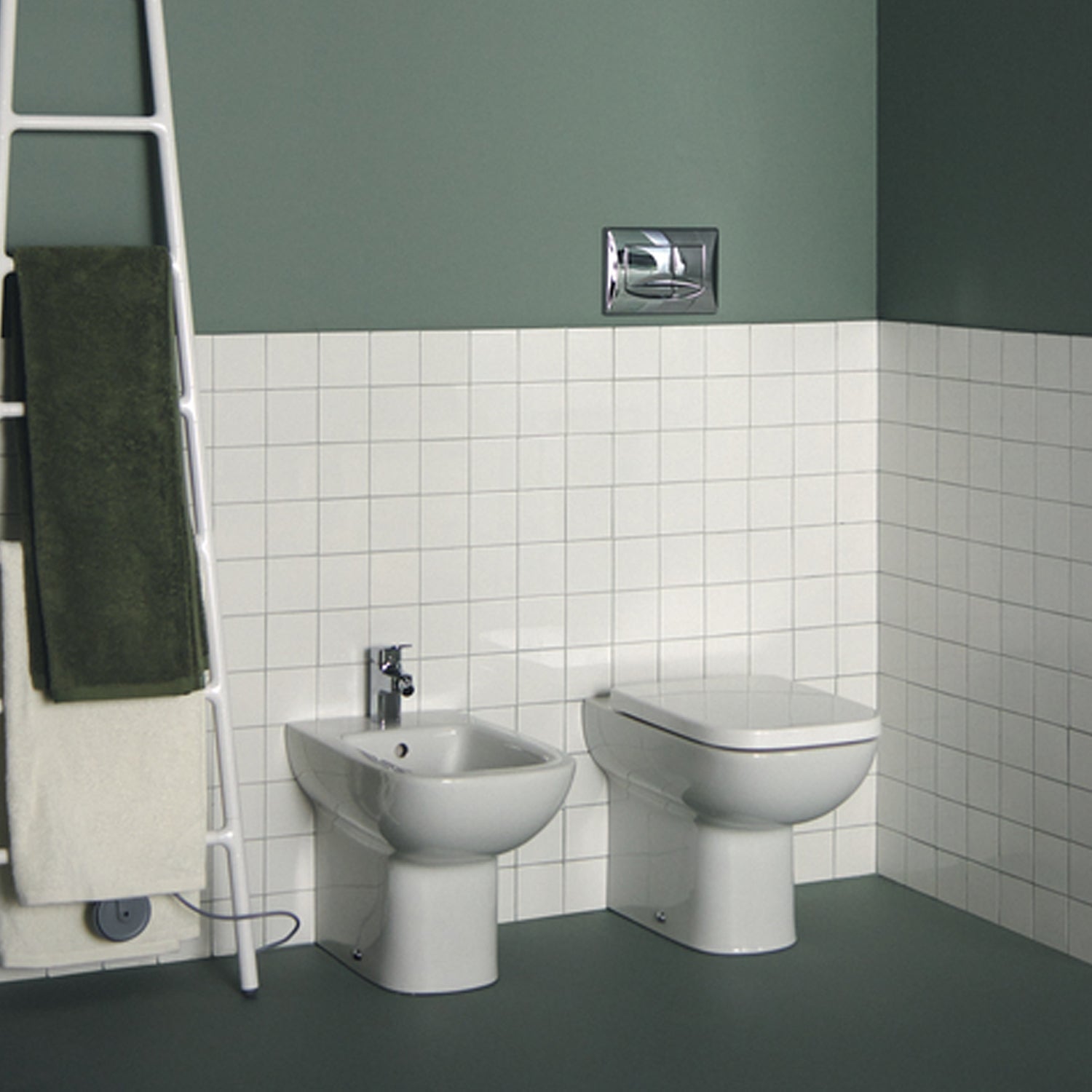 Sanitari filomuro con sedile a chiusura tradizionale collezione Life Ideal Standard