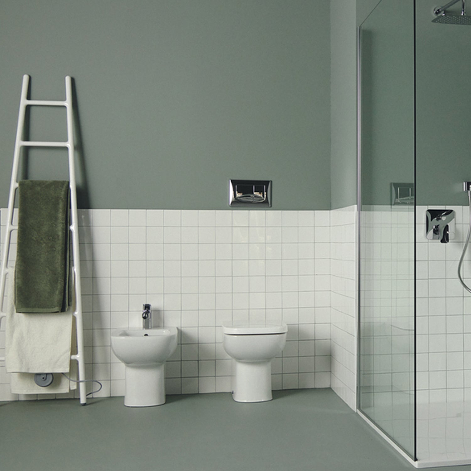 Sanitari filomuro con sedile a chiusura tradizionale collezione Life Ideal Standard