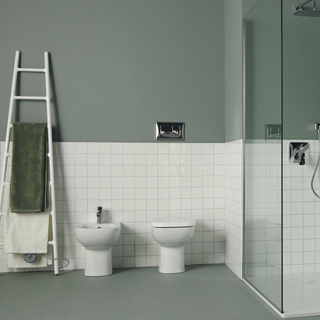 Sanitari filomuro con sedile soft close collezione Life Ideal Standard