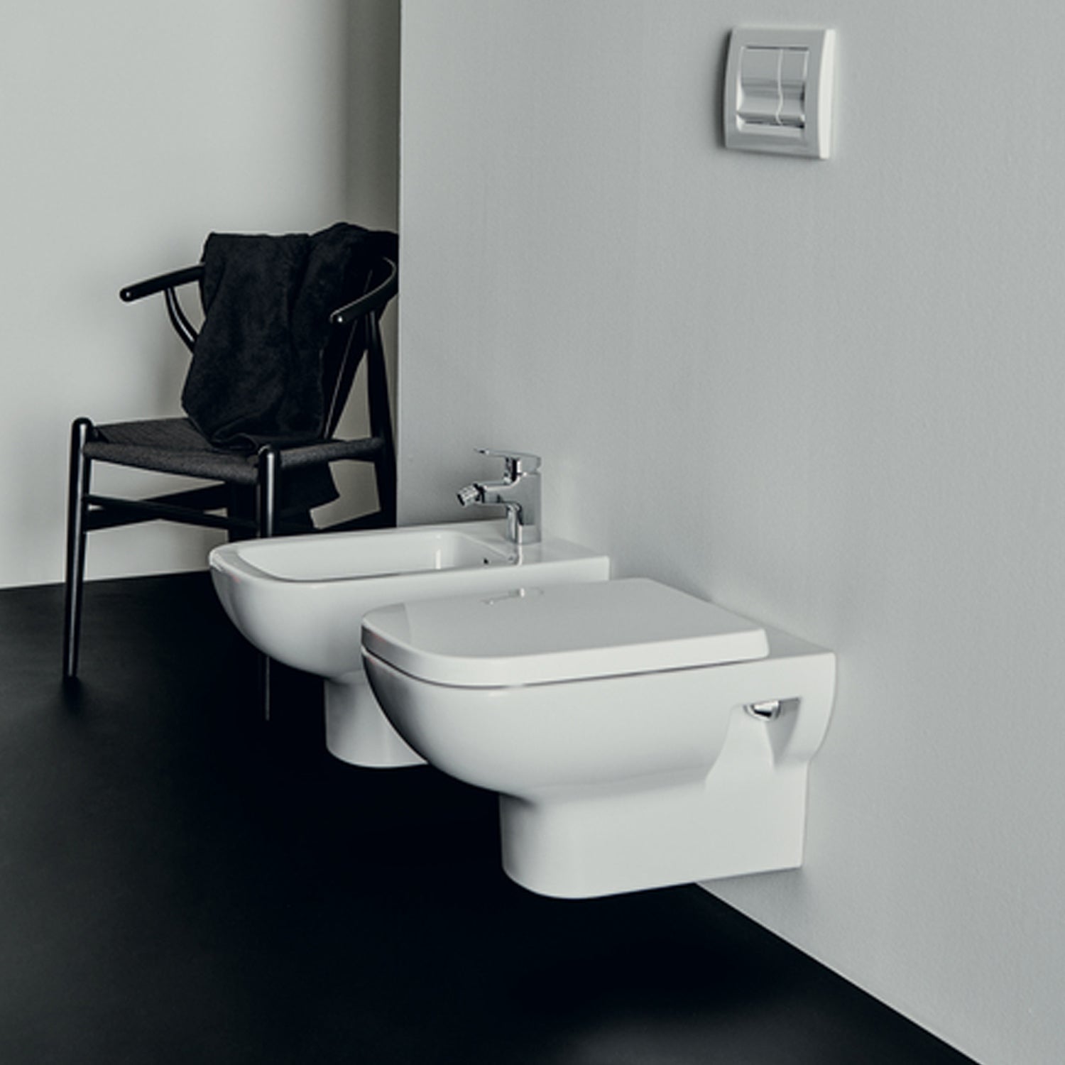 Sanitari sospesi con sedile a chiusura tradizionale collezione Life Ideal Standard