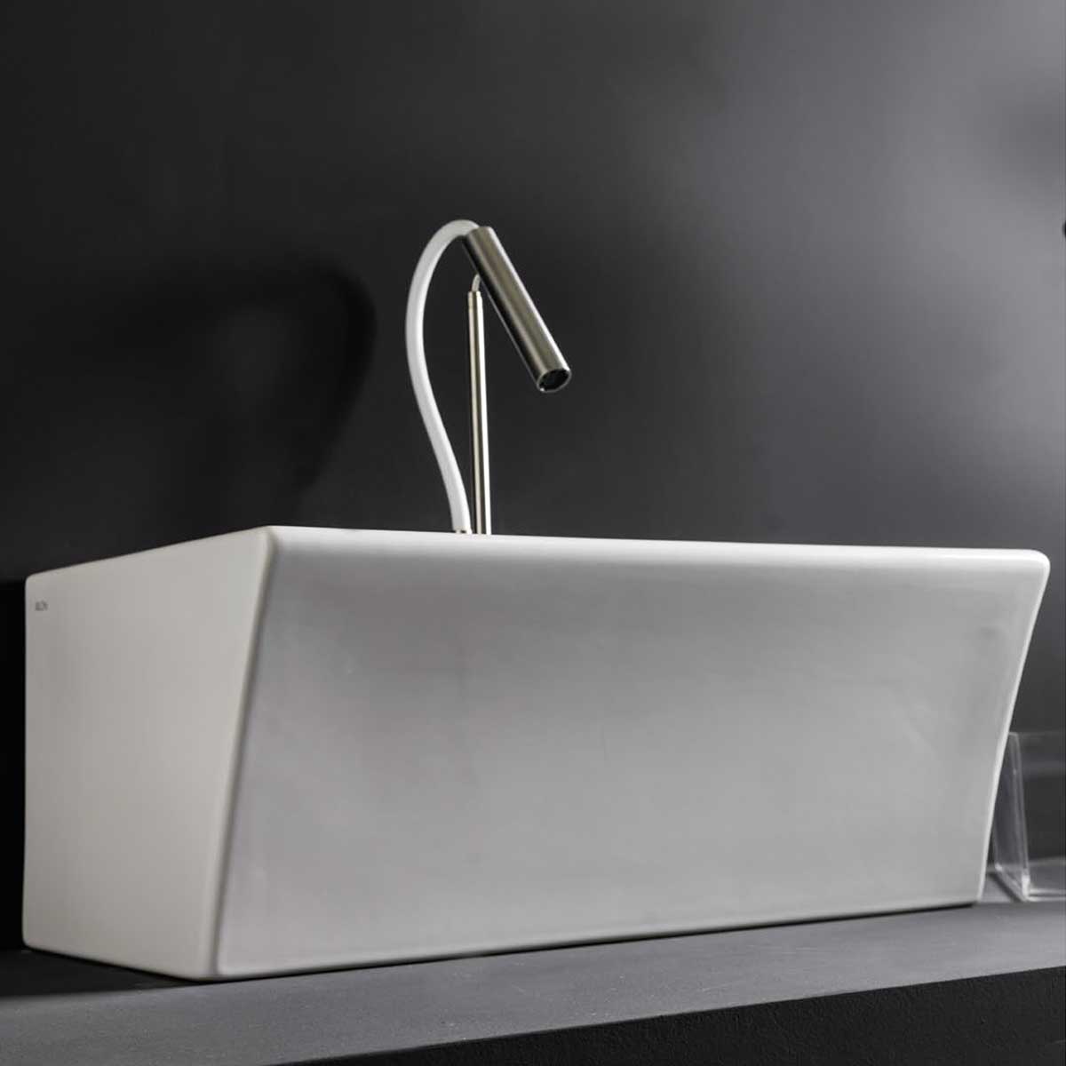 Lavabo in ceramica con foro rubinetteria per installazione sospesa 50x35 utile per bagni piccoli Xilon Block