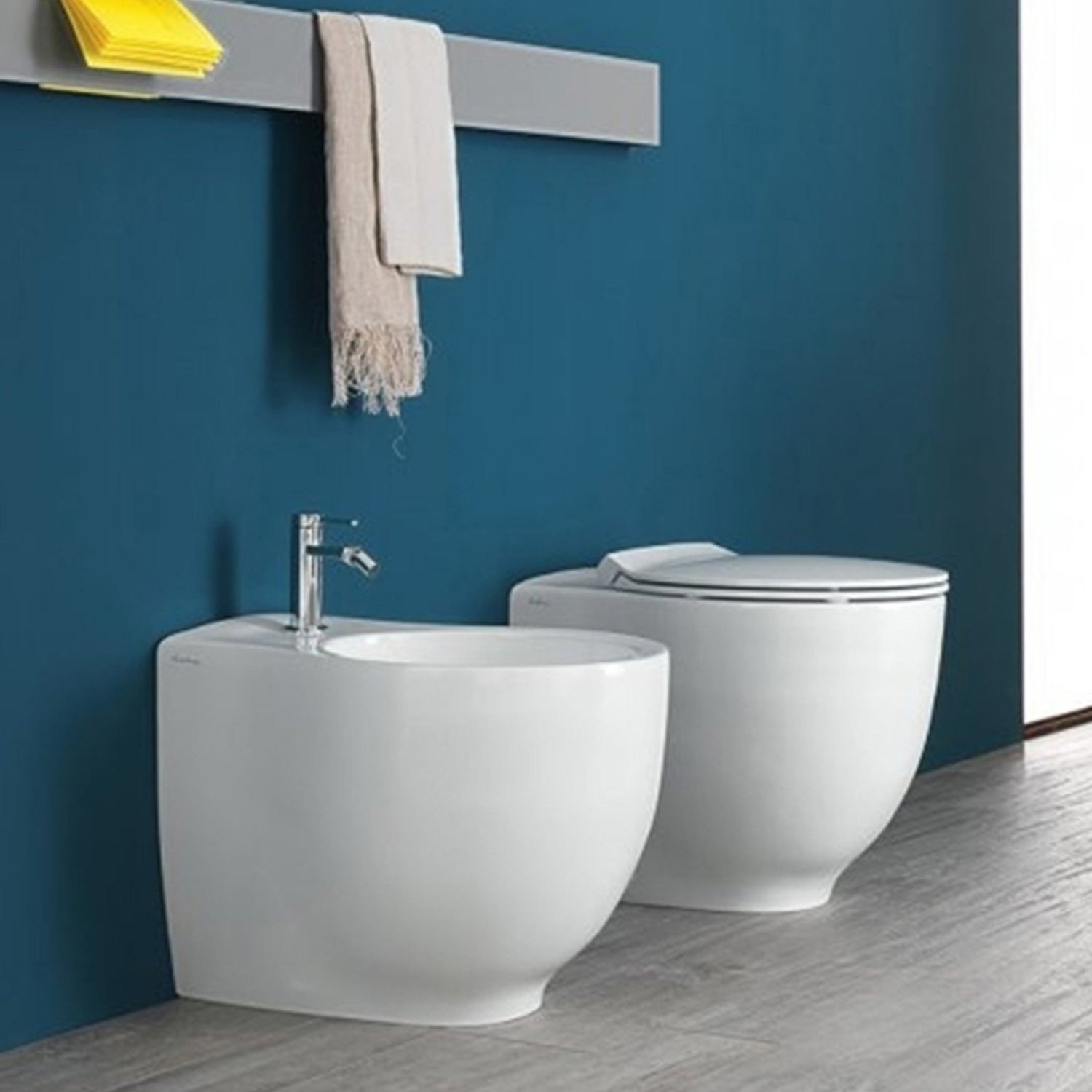 Wc filomuro traslato 55x36 cm collezione Le Fiabe di Hatria con sedile soft close