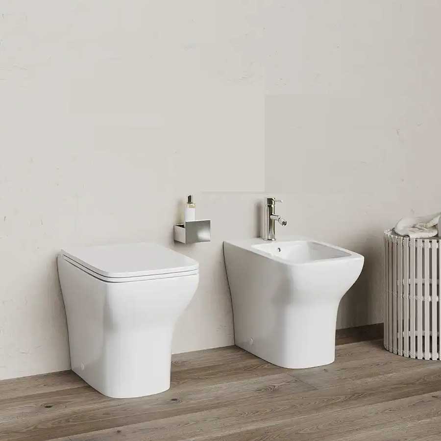 Sanitari filomuro BathCore serie Tulipano con sedile Softclose bianco lucido