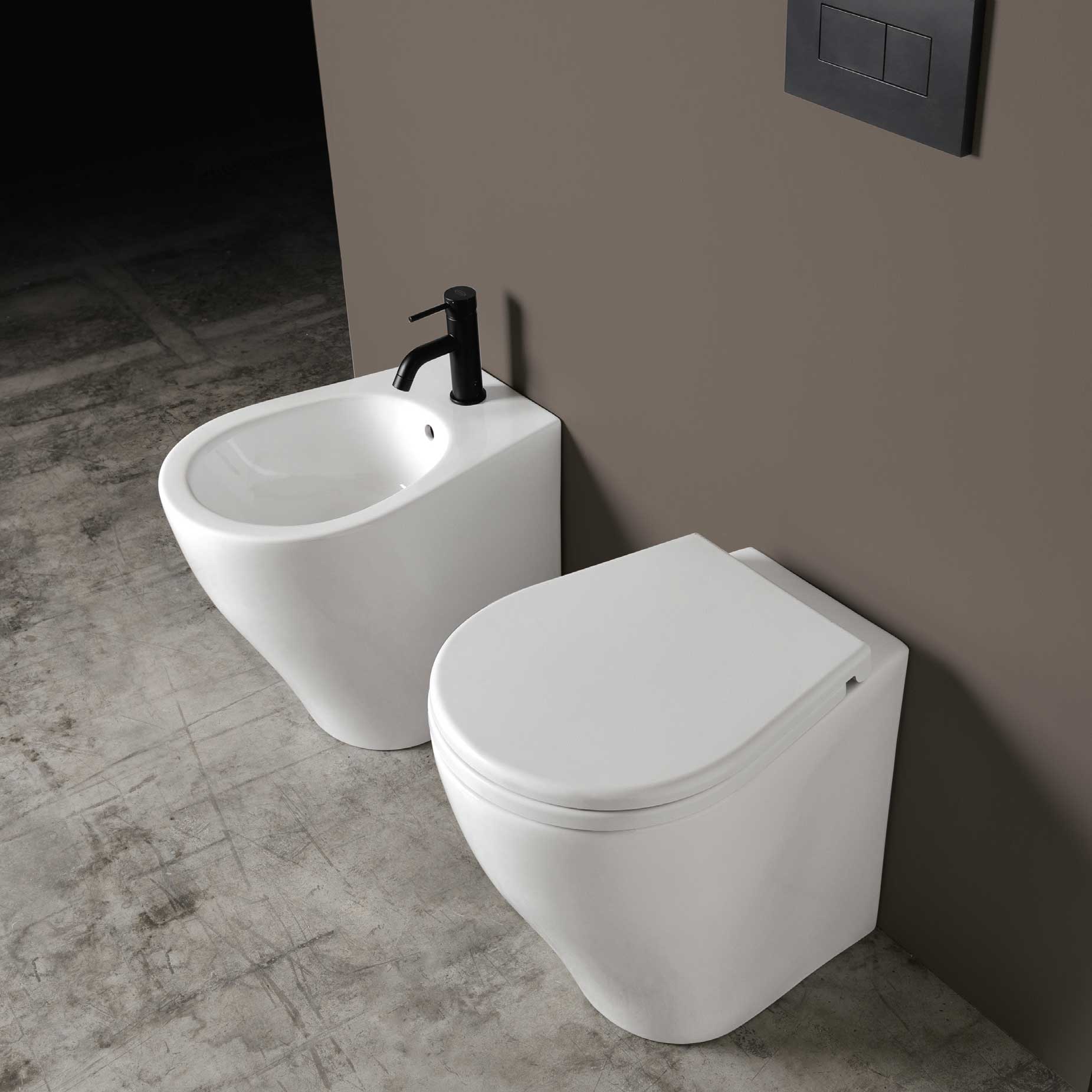 Sanitari a terra filo parete Axa collezione Avani wc + bidet + sedile soft close