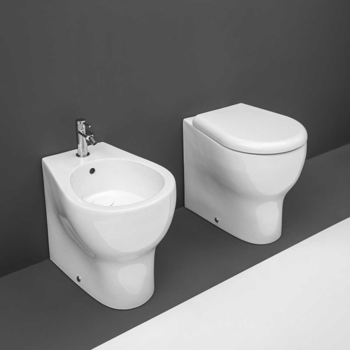 Sanitari a terra filo parete Axa collezione Cinque wc + bidet + sedile soft close