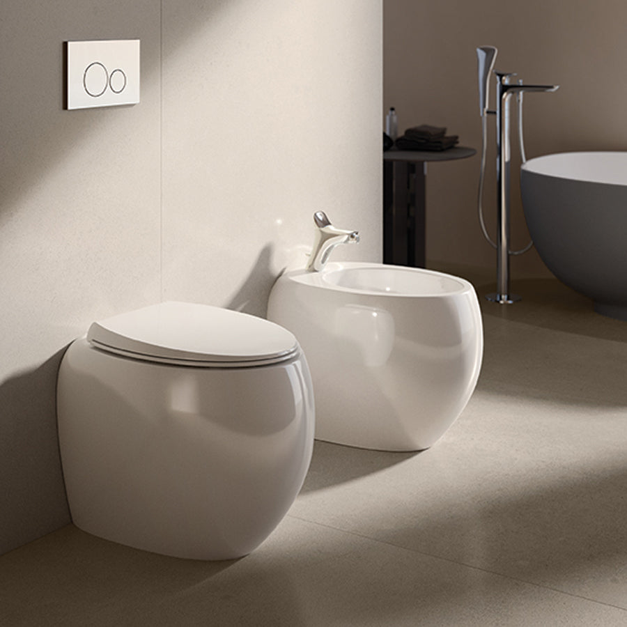 Coppia di sanitari filomuro collezione Cloud di Rak Ceramics cm 56 con copriwater Bianco Lucido