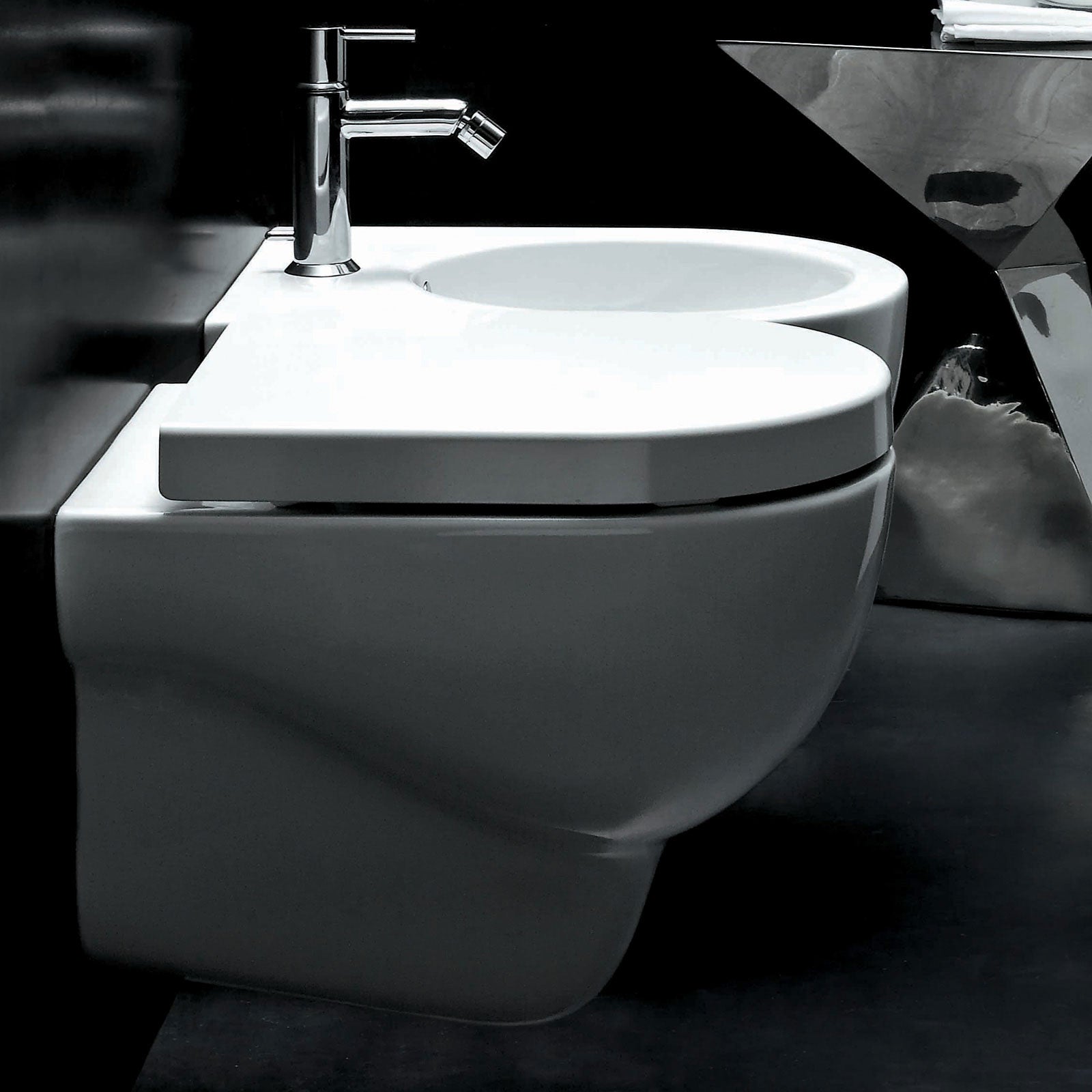 Sanitari sospesi Ceramica Azzurra serie Nuvola con sedile soft-close 46x35x24