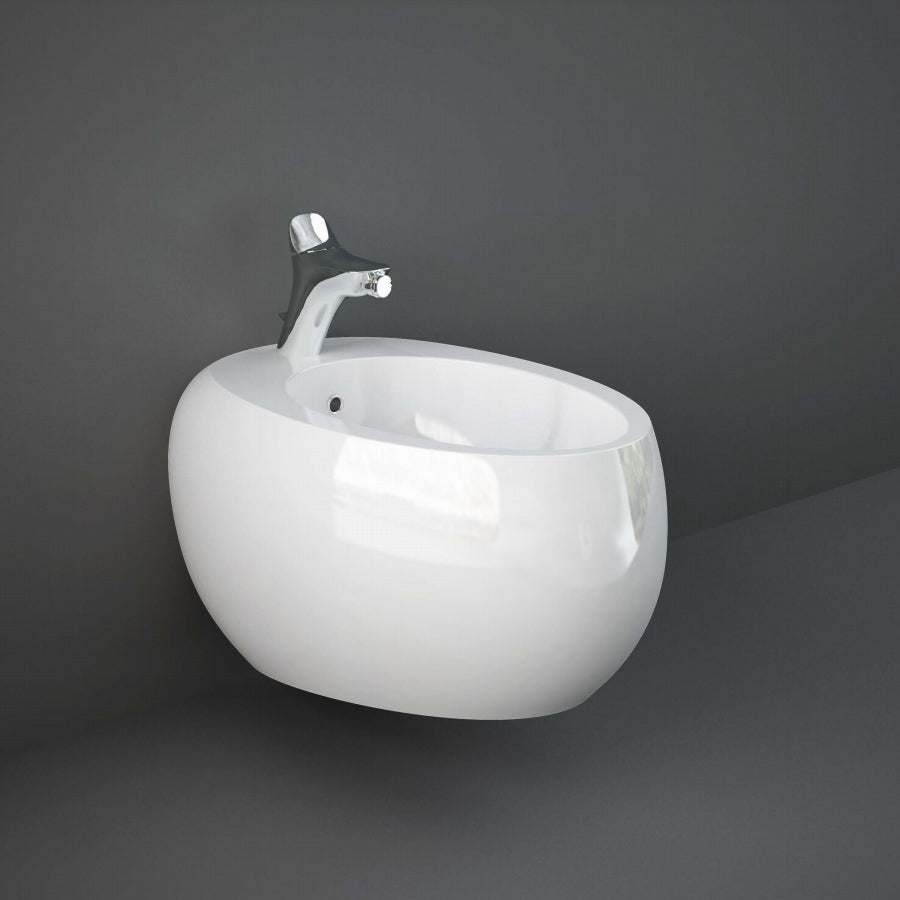 Coppia di sanitari sospesi collezione Cloud di Rak Ceramics con sistema Rimless e coprivaso cm 56 Bianco Lucido