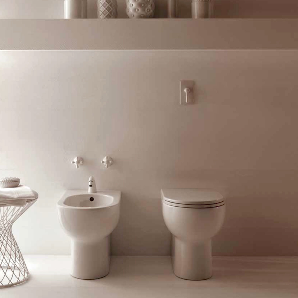 Sanitari Filomuro con scarico traslato Ceramica Azzurra Nuvola con sedile soft-close 55x35xH48 cm