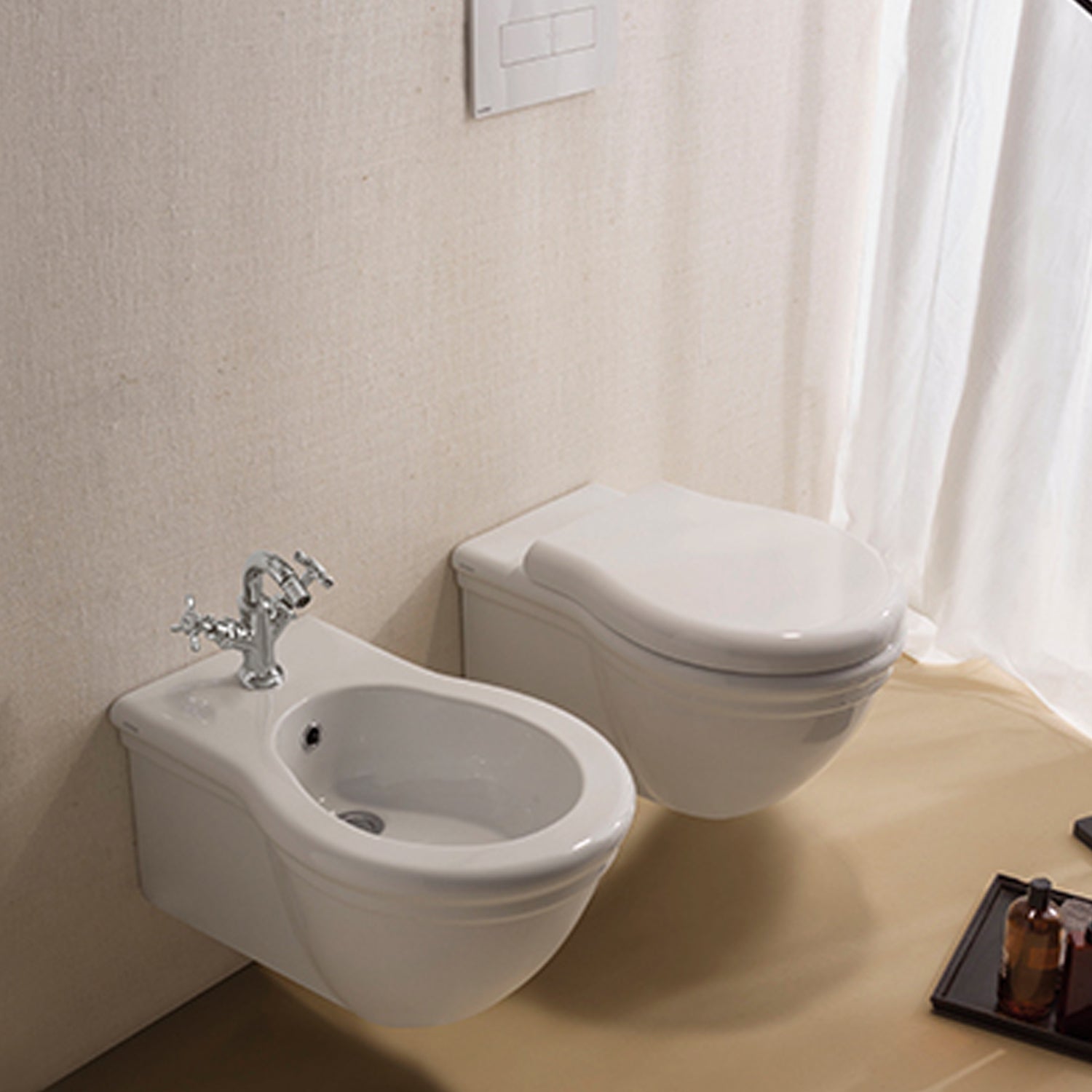 Vaso sospeso in ceramica con sedile in duroplast a chiusura soft close modello Paestum di Ceramica Globo cm 57x38