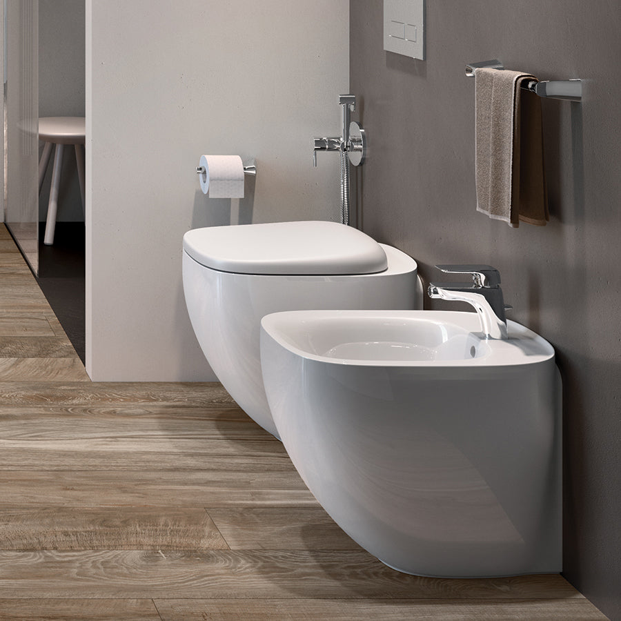 Coppia di sanitari filomuro con wc senza brida modello Illusion di Rak Ceramics compreso coprivaso cm 52