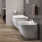 Coppia di sanitari filomuro con wc senza brida modello Illusion di Rak Ceramics compreso coprivaso cm 52