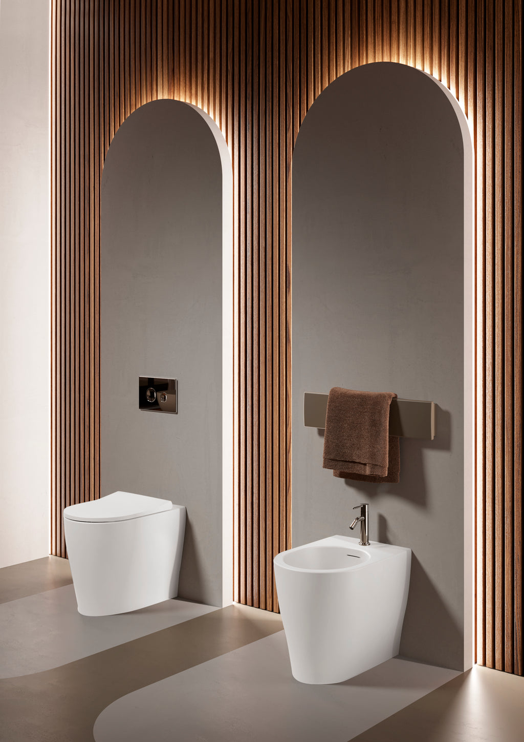 Sanitari filomuro senza brida scarico traslato Domus Falerii collezione Multipla 52x36 cm bianco lucido