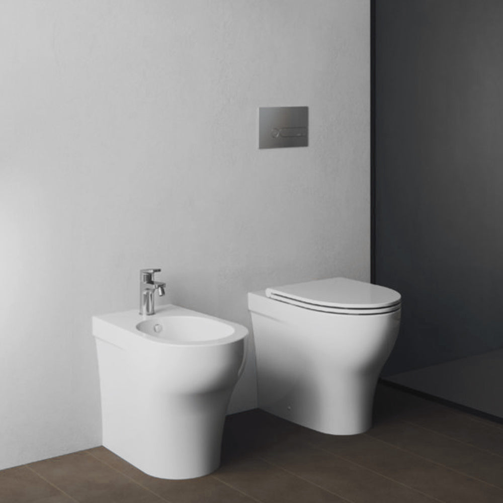 Sanitari filomuro Experience-bidet wc senza brida con scarico traslato e sedile tradizionale 54