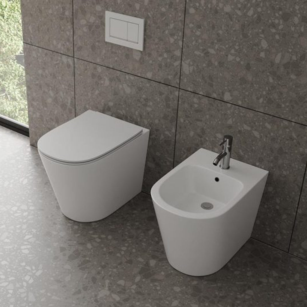 Sanitari filomuro senza brida con copriwater soft close BathCore serie Cuore L 37 x P 52 x H 41 cm â€“ Bianco lucido