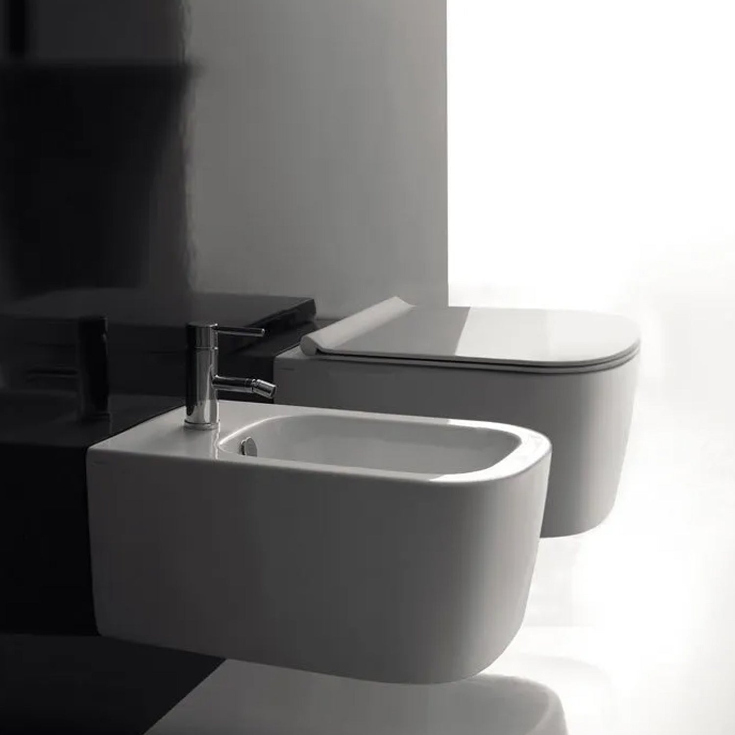 Coppia di sanitari sospesi 55x35 cm serie MEG11PRO di Ceramica Galassia con sedile soft close