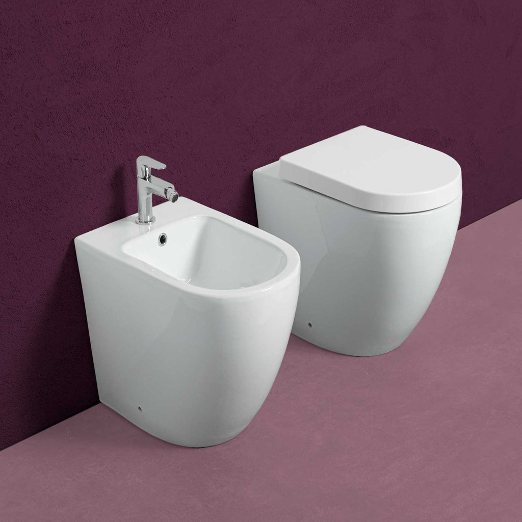 Coppia di sanitari filomuro Comfort Azalea di BathCore  cm 36x53 bidet wc senza brida e copriwater