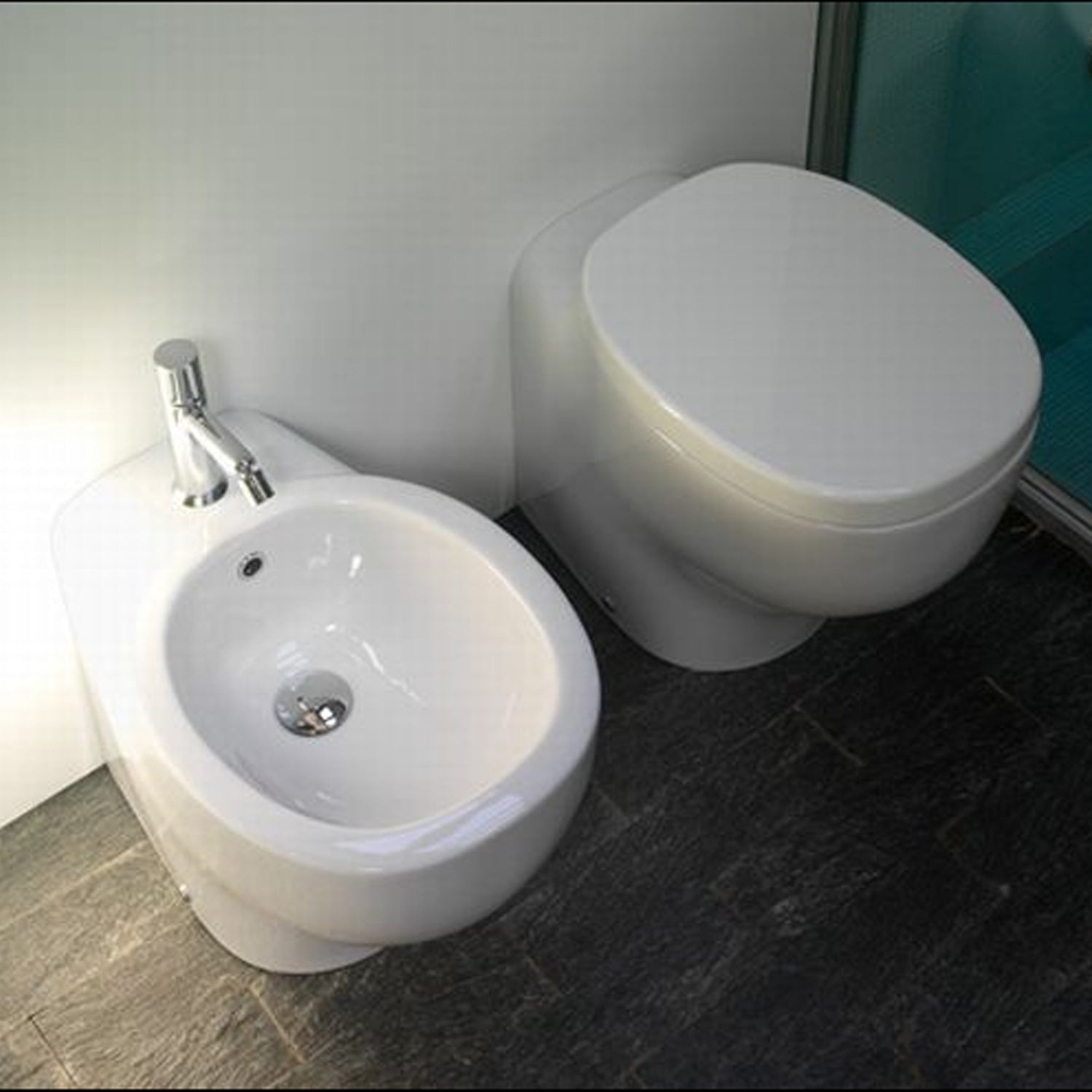 Coppia di sanitari filomuro Globo modello Olivia 55x37 cm con copriwater a chiusura rallentata