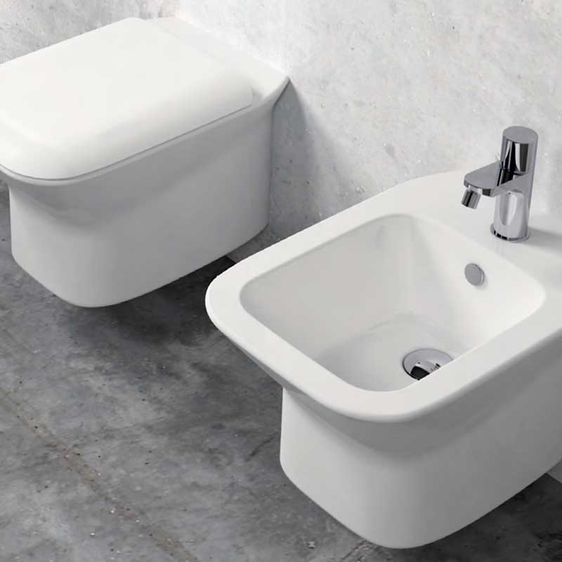 Sanitari sospesi modello Prua di Ceramica Azzurra con copriwater tradizionale