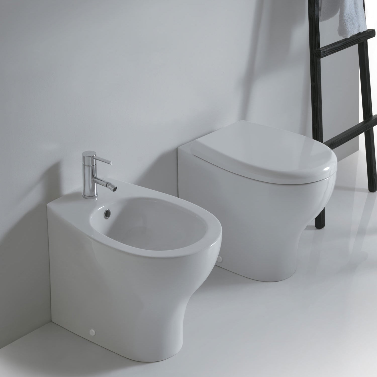 Coppia di Sanitari Filomuro 53x36 cm serie Eden di Ceramica Galassia con sedile soft close