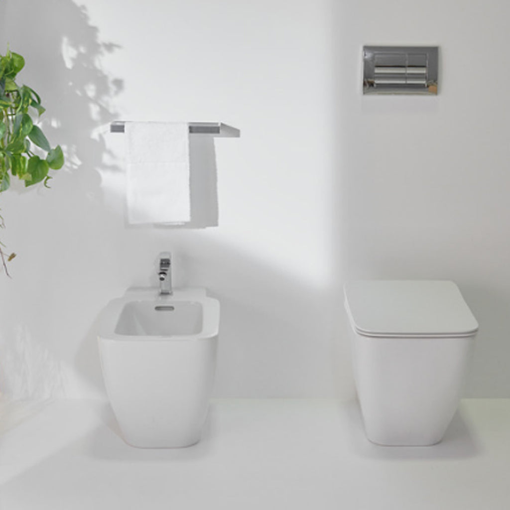 WC filomuro Ideal Standard modello Strada II 56x37 cm con sedile tradizionale