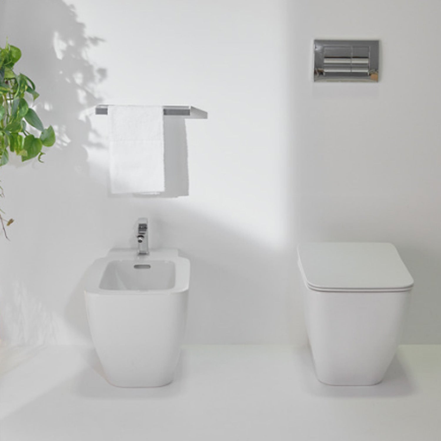 WC filomuro Ideal Standard modello Strada II 56x37 cm con sedile tradizionale