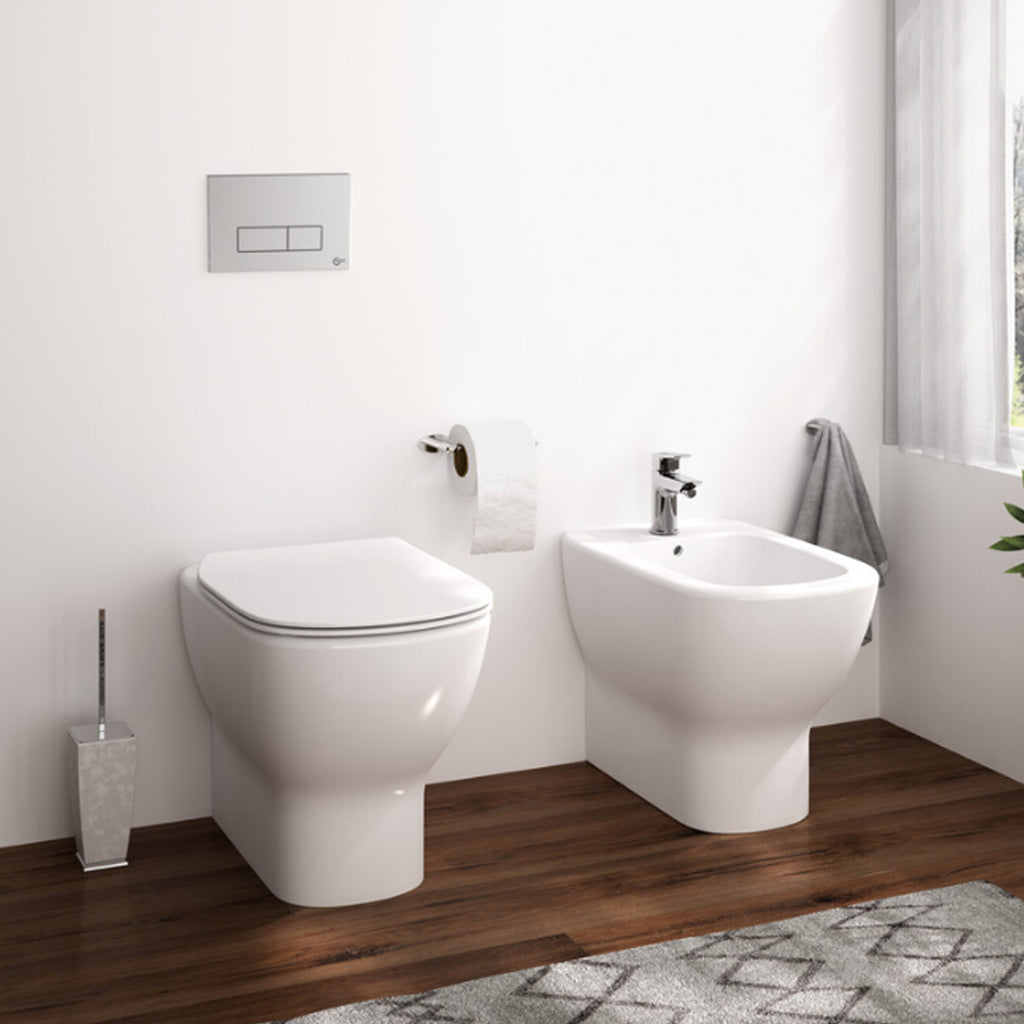 Sanitari filo muro Ideal Standard Tesi AquaBlade con scarico traslato con sedile termoindurente