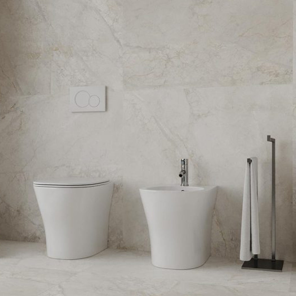 Sanitari filomuro con copriwater soft close BathCore serie Eira â€“ Bianco lucido