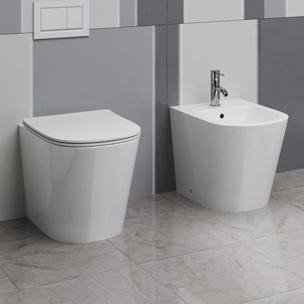 Sanitari filomuro senza brida con copriwater soft close BathCore serie Cuore - L 37 x P 52 x H 41 cm