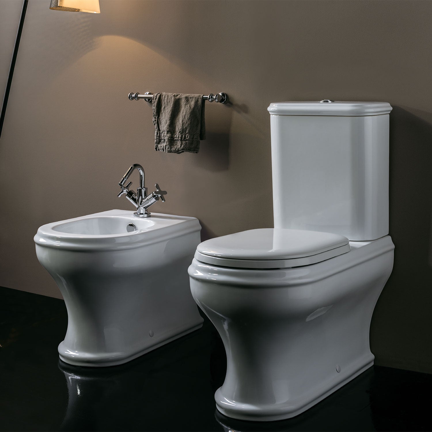 Vaso filoparete monoblocco con cassetta Azzurra linea Charme con sedile soft close