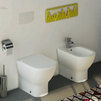 Sanitari filo muro Ideal Standard Tesi Bianco Opaco con scarico traslato e AquaBlade con sedile termoindurente chiusura rallentata