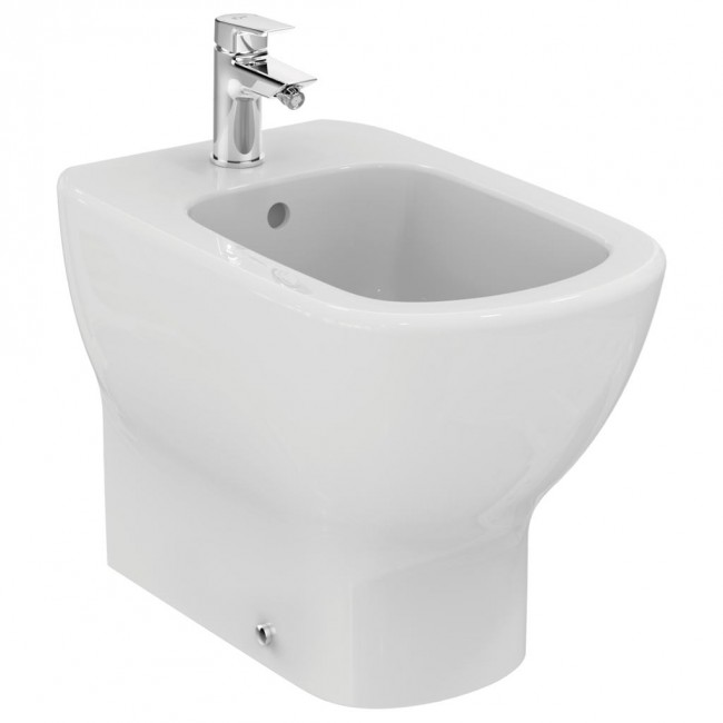 Sanitari filo muro Ideal Standard Tesi con scarico traslato e AquaBlade con sedile termoindurente chiusura rallentata