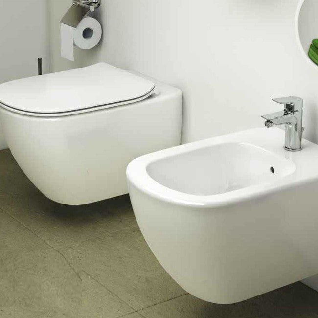 Coppia di sanitari sospesi AcquaBlade serie Tesi di Ideal Standard con sedile slim soft close Bianco Seta