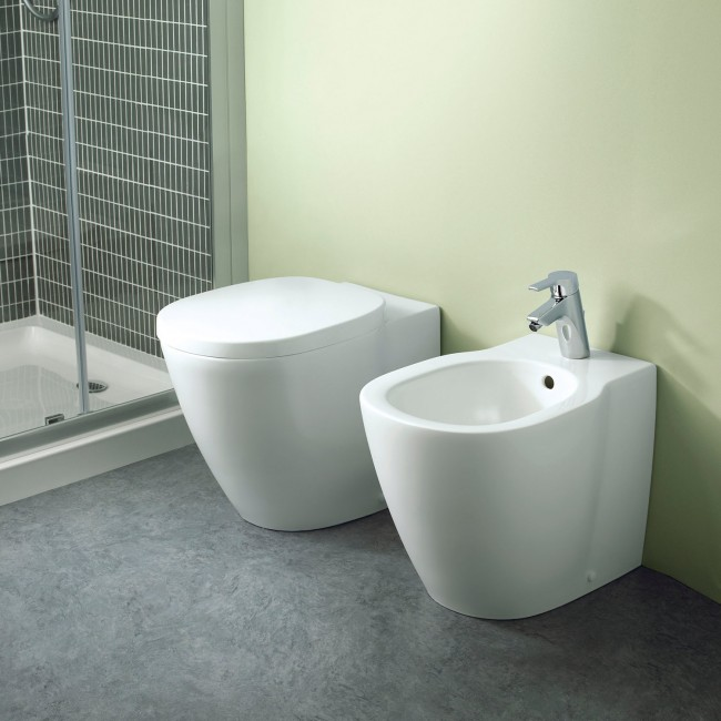 Sanitari filo muro Ideal Standard Connect con scarico traslato AquaBlade con sedile soft close